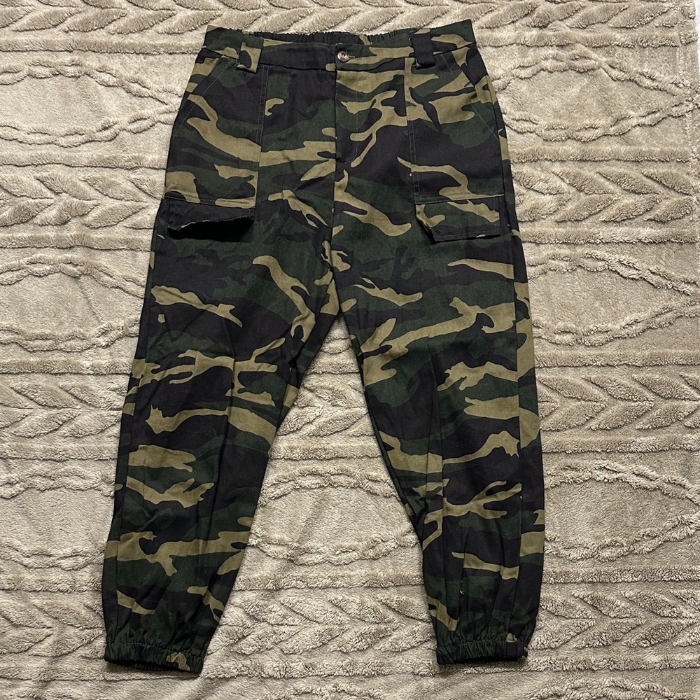 SHEIN Women's Green Camouflage Cargo Pants